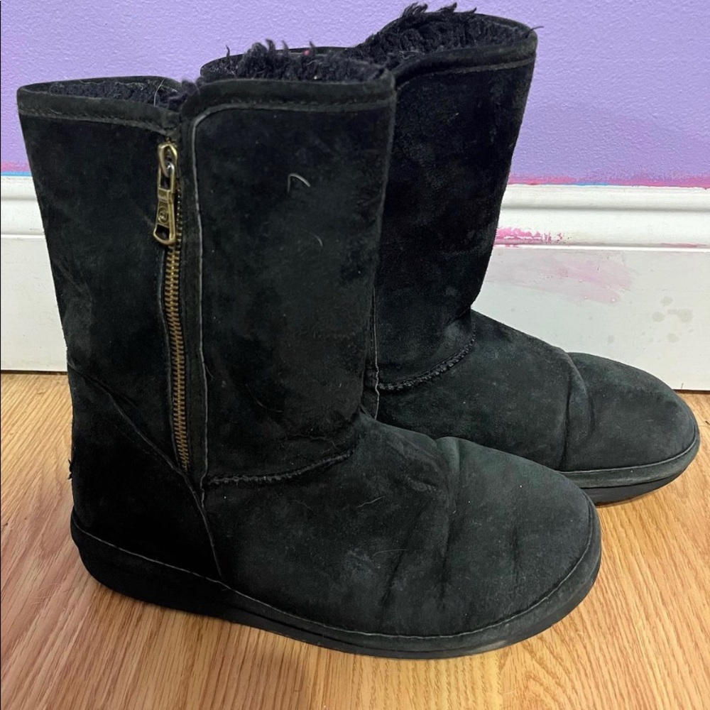 These boots are a size 6 in women. Color black